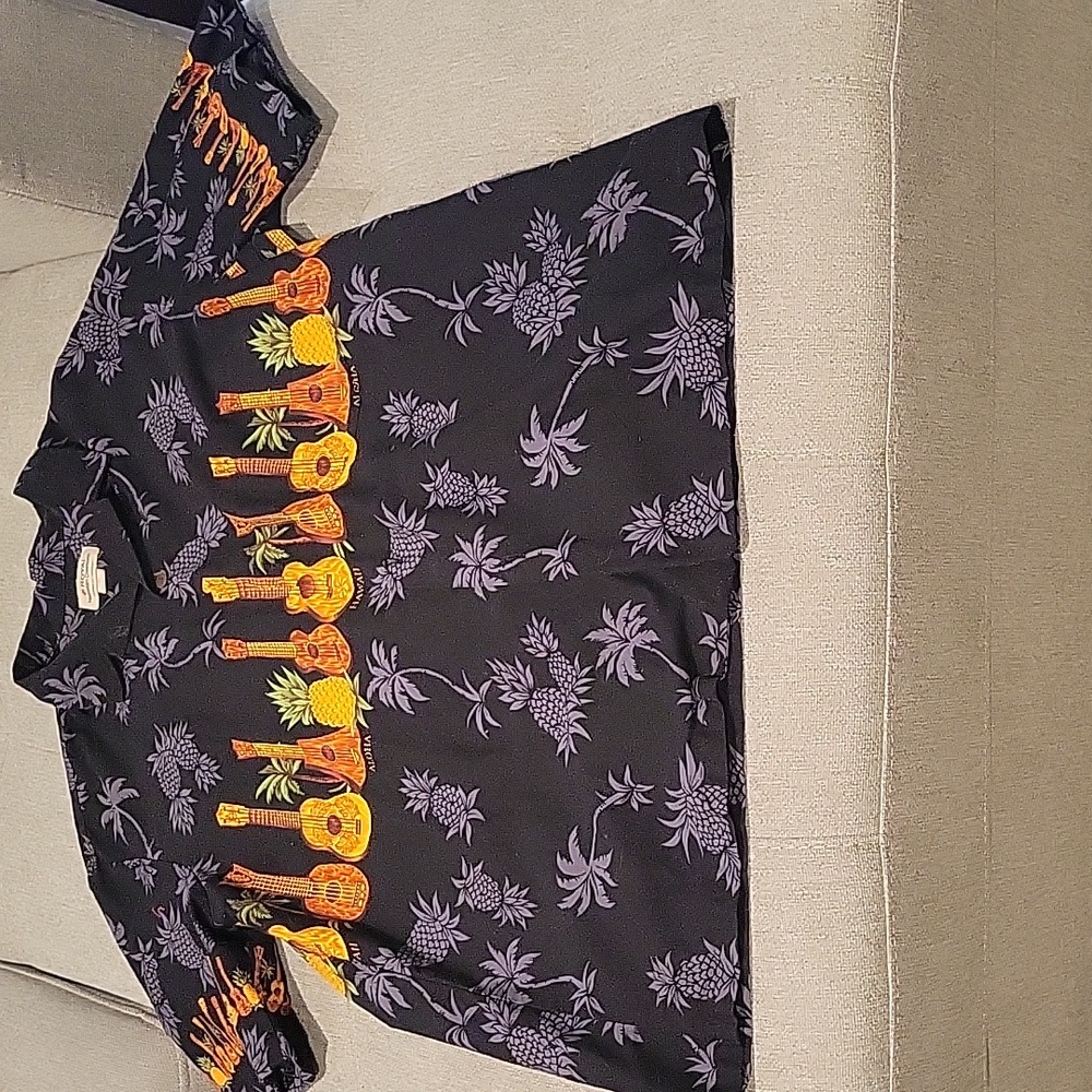 Hawaiian short sleeve Button-down shirt. SizeXL made in Hawaii. Great condition